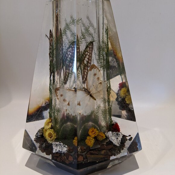 Gorgeous Vintage Large Heavy 7" Acrylic Lucite Butterflies & Greenery Vase - Picture 3 of 6